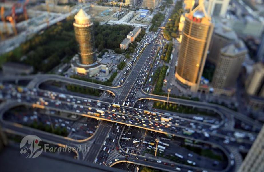 وسایل نقلیه از روی پل گوآمو عبور می کنند. این عکس ساعت اوج ترافیک را نشان می دهد.