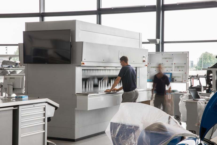 این دستگاه مکانیزه‌ترین قسمت کل تاسیسات است که به عنوان کتابخانه‌ای برای قطعات کوچک عمل می‌کند. زمانی که یک مهندس به قطعه‌ای خاص نیاز دارد، این کتابخانه عظیم قفسه‌های خود را می‌چرخاند تا قطعه مورد نظر راحت‌تر پیدا شود 