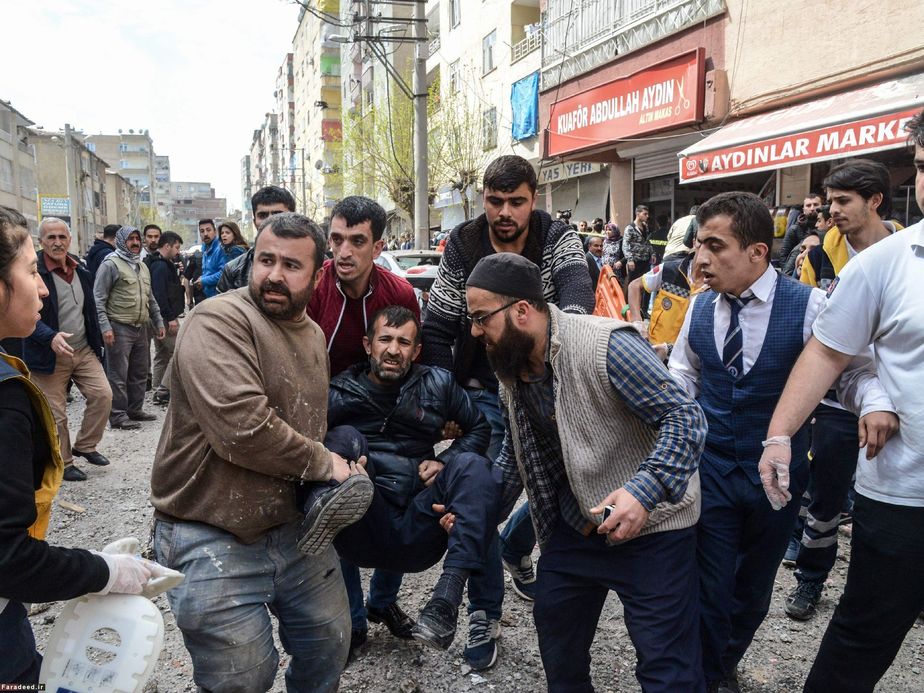 انتقال مرد زخمی پس از انفجار در مقر پلیس در دیاربکر ترکیه