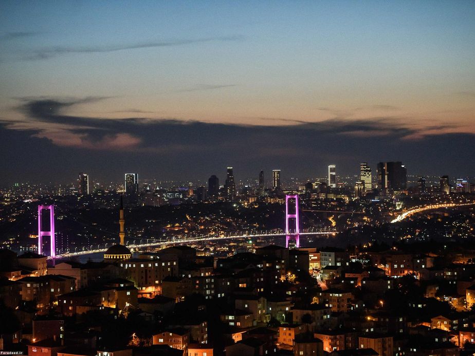 هوای گرگ و میش روی پل بسفر در استانبول