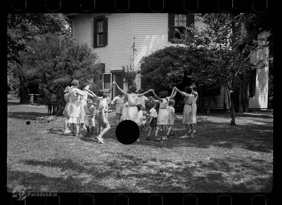تصویر بدون عنوان کارل مایدین از کودکان سالم در حیاط خلوت، واشنگتن دی سی (عکس: کتابخانه کنگره)