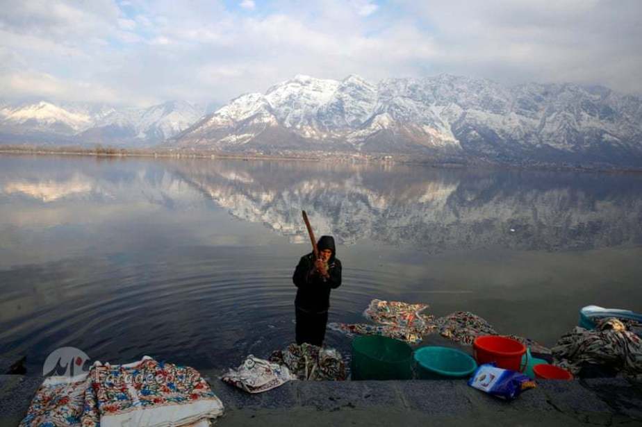 لباس شستن در دریاچه نگن کشمیر 