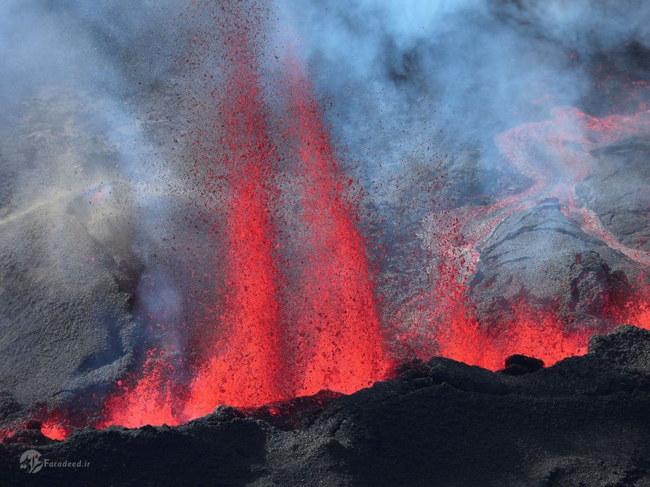 فوران گدازه از آتش فشان پیتون دولا فورنز در جزیره فرانسوی ریونیون واقع در اقیانوس هند در 14 ژوئیه 2017. این آتش فشان که در جنوب شرقی این جزیره واقع شده است، یکی از فعال ترین آتش فشان های جهان بر شمرده می شود