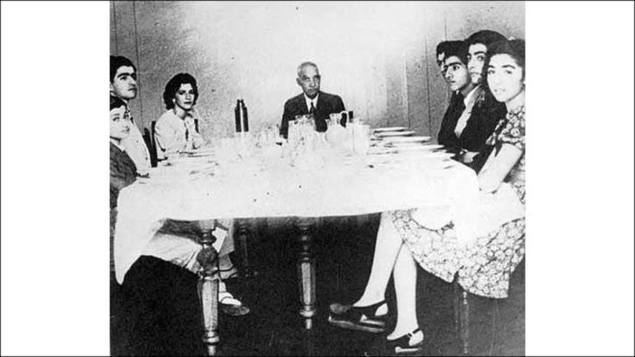 رضاخان و فرزندانش پس از شهریور ۱۳۲۰ و خلع از قدرت هنگام تبعید در جزیره موریس