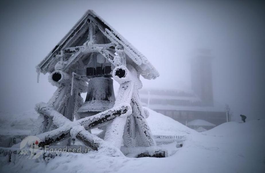 کودکی در نزدیکی ناقوس صلح در فکیتلبرگ در کوهستان «اور» در آلمان. 
