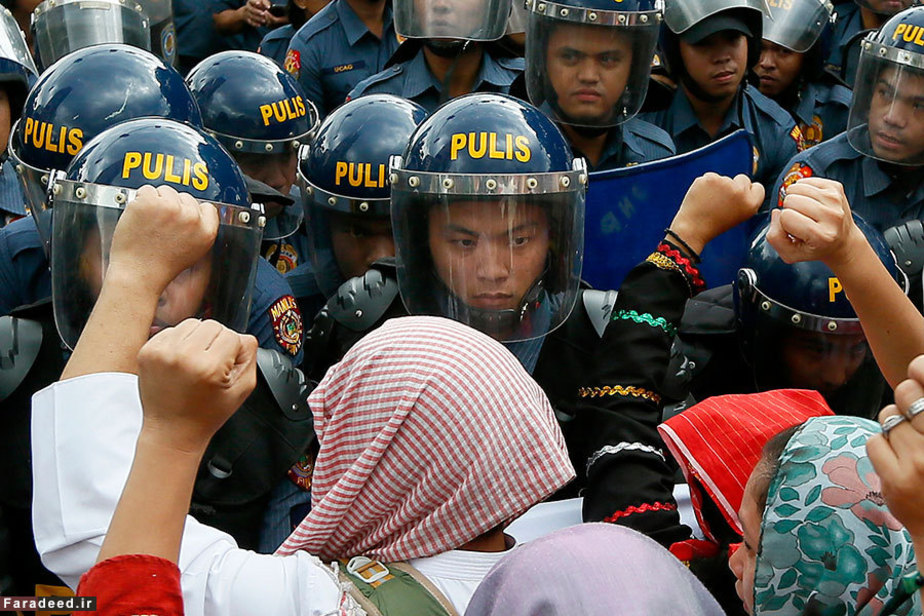 پلیس ضد شورش و معترضان در تظاهرات نزدیک سفارت آمریکا در مانیل