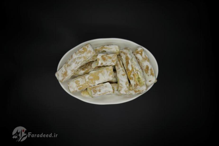 خوراکی تهیه شده از آرد، مخمر قند و گلوکز انگور تهیه شده و لایه بیرونی سختی دارد.