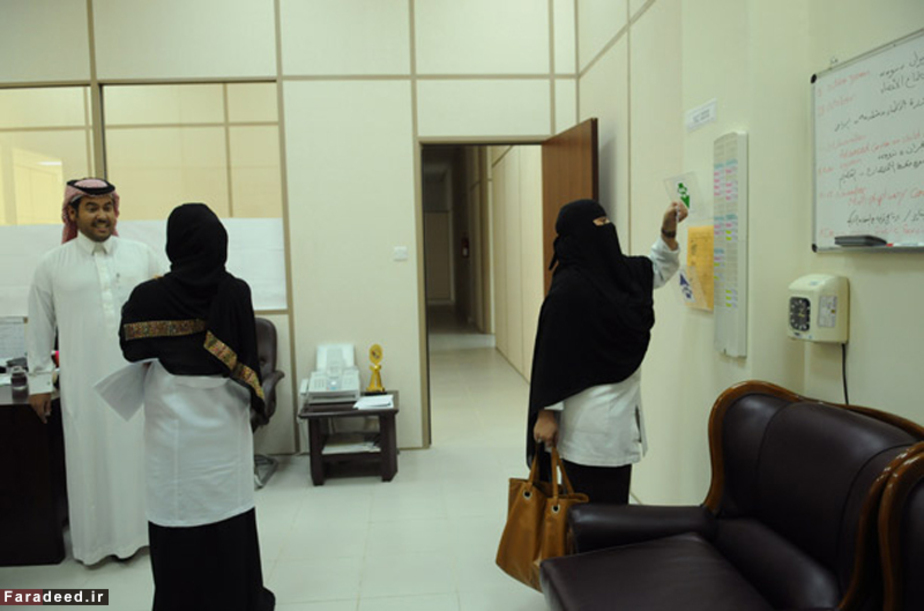 زنان شاغل در مرکز ملی مبارزه با خشونت علیه زنان در عربستان؛ این مرکز در سال 2005 میلادی آغاز به کارر کرده است.