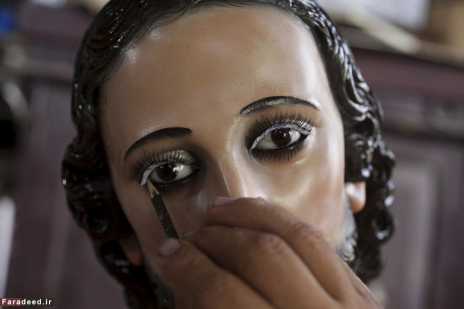 تزئین مژه‌های مجسمه عیسی مسیح در السالوادور