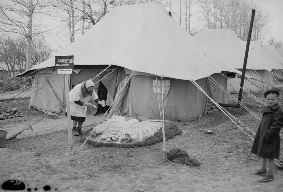 زنی که مشغول تزیین جلوی چادر است