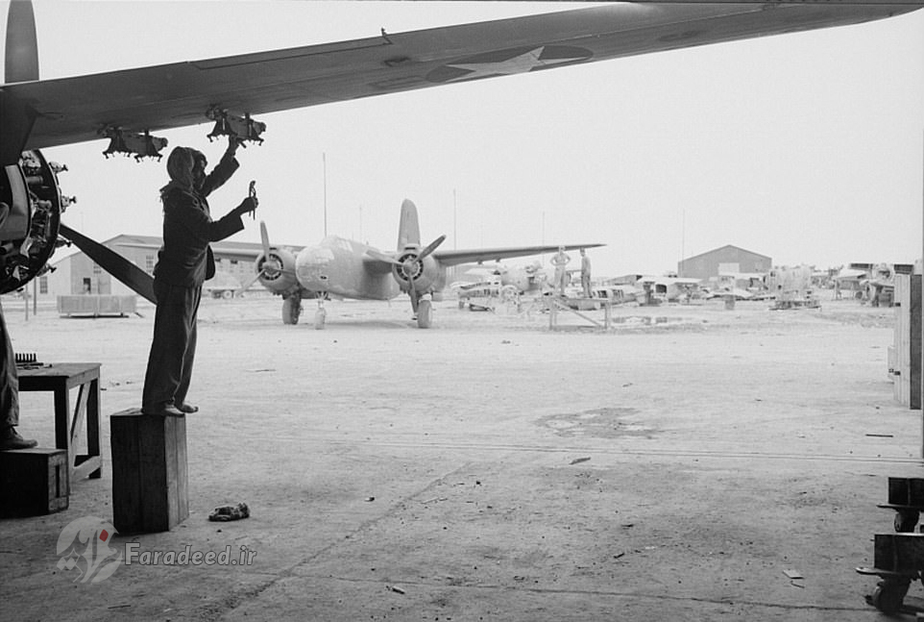 مکانیک ایرانی در حال تعمیر هواپیمای امریکایی پیش از پرواز به سمت شوروی
