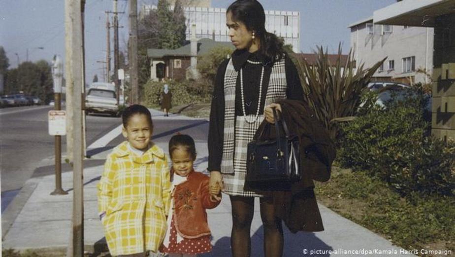 کامالا هریس به همراه مایا خواهر کوچکترش و مادرش در ژانویه سال ۱۹۷۰