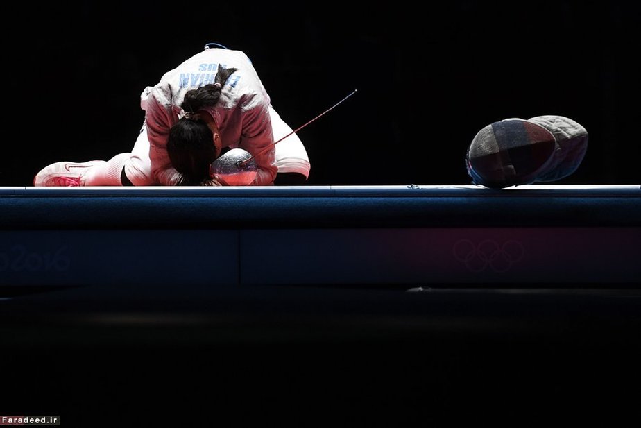 ورزشکار روسی پس از شکست دادن حریفش در شمشیربازی تک نفره 