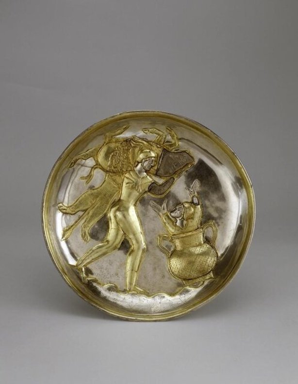 بشقاب نقره با نقش هراکلس و گراز، ساسانیان، ۴۰۰-۶۰۰ میلادی، از مجموعه George Ortiz ژنو 