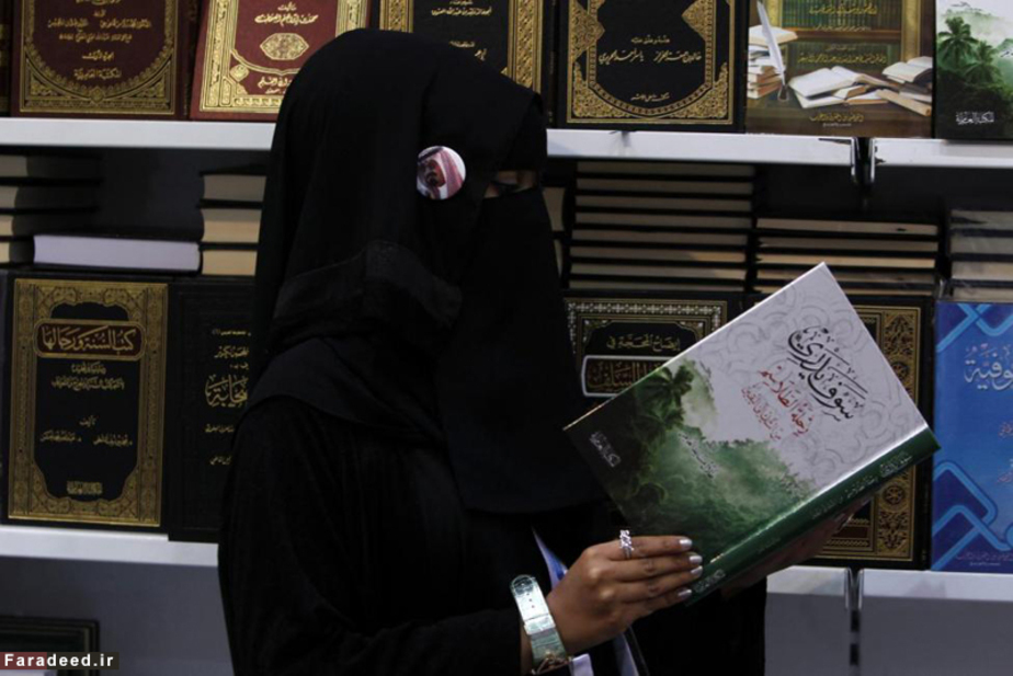 زن عرب در کتابفروشی در جده