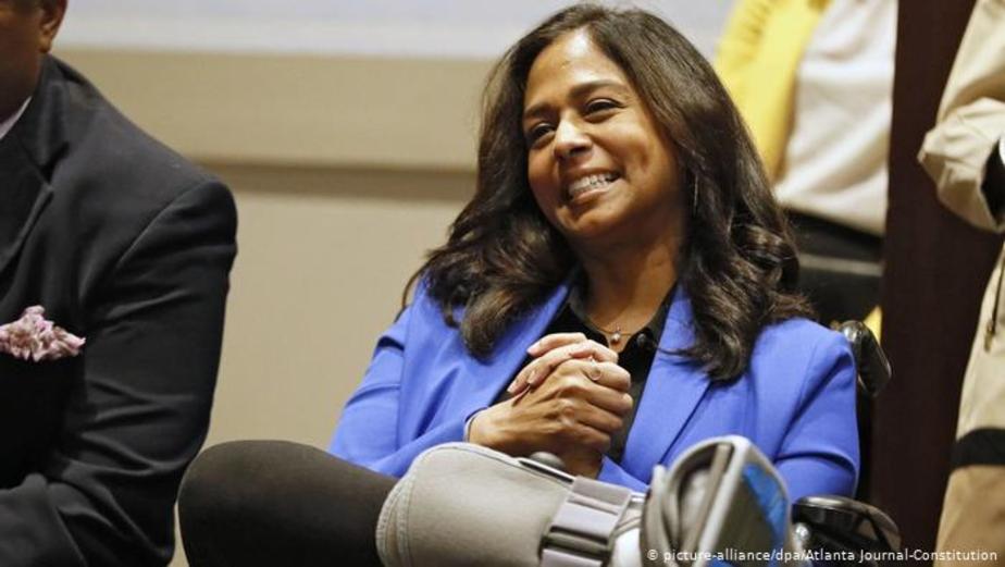 مایا هریس، خواهر کوچکتر کامالا تحلیلگر سیاسی شبکه ام اس ان بی سی و رئیس دفتر مبارزه انتخاباتی او بود