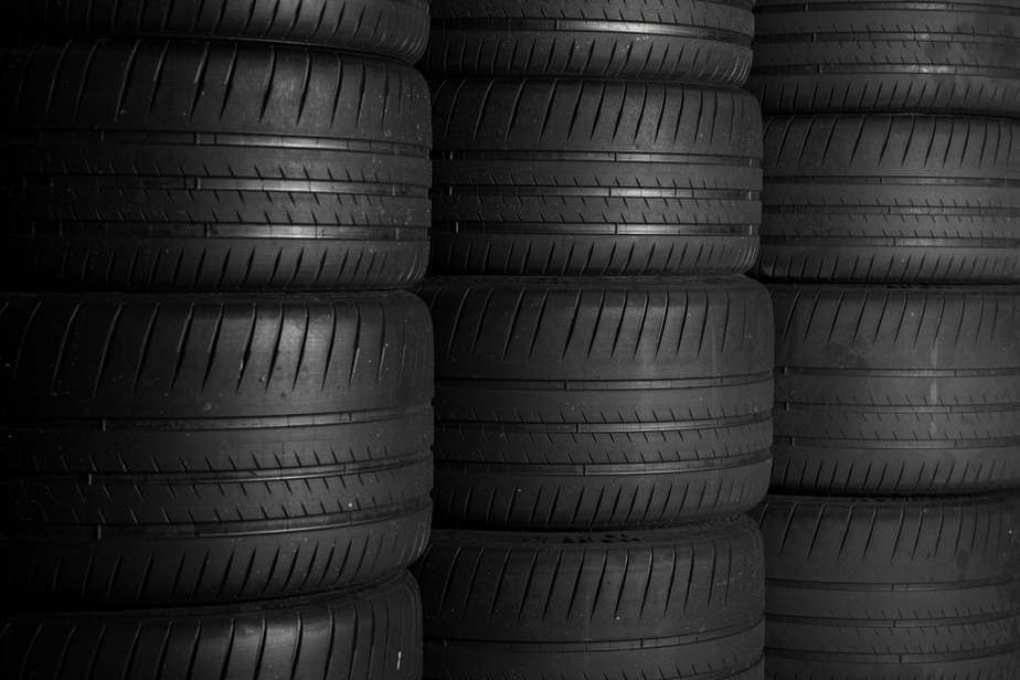 مجموعه ای از تایرهای عظیم بوگاتی شیرون در اینجا دیده می شود. بوگاتی با هدف کاهش وزن کلی خودرو در تولید این تایرها با شرکت میشلن همکاری کرده است 