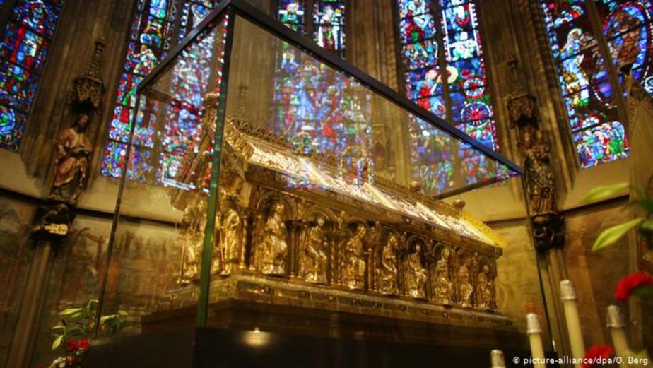 کارل کبیر در سال ۸۱۴ میلادی درگذشت و در این مقبره طلایی در کلیسای شهر آخن دفن شد