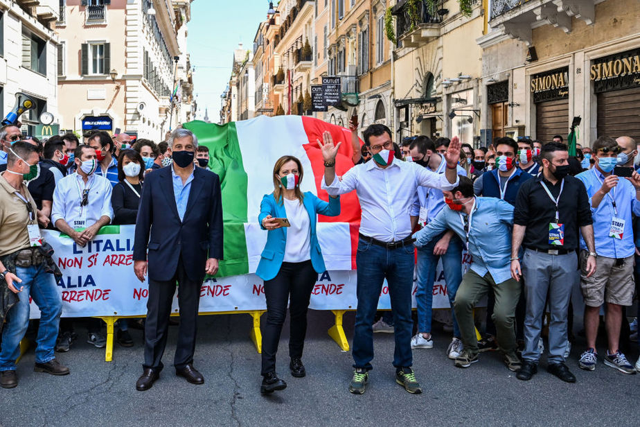 ماتئو سالوینی، جورجیا ملونی و آنتونیو تاجانی در یک تظاهرات ضد دولتی در رم در مراسم جشن روز جمهوری در ایتالیا