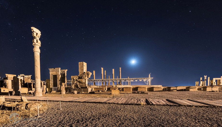 نمایی از بقایای کاخ تخت جمشید در نزدیکی شیراز