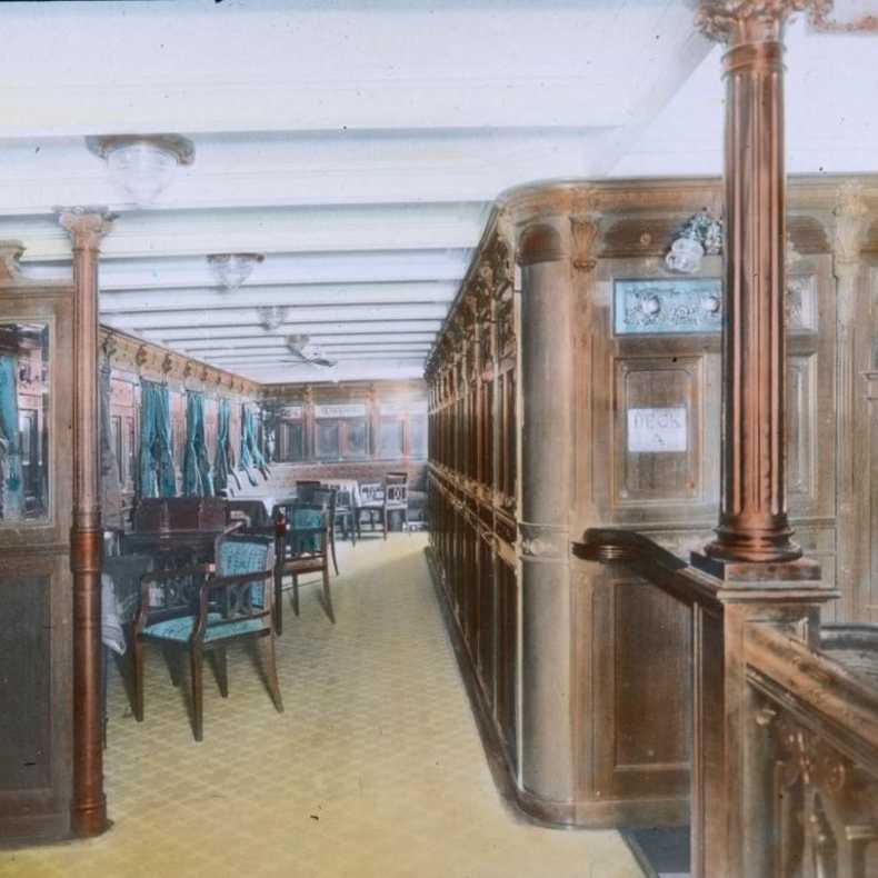 ورودی عرشه اِی (A): بسیاری از امکانات کلاس درجه یک از جمله کابین ها، سالن استعمال دخانیات، رستوران ها و موارد دیگر به گونه ای دکور شده بودند تا شبیه مکان هایی باشند که مسافران عادت به استفاده از آنها دارند. هدف این بود که مسافران کلاس درجه یک تا حد امکان احساس بودن در خانه را داشته باشند 