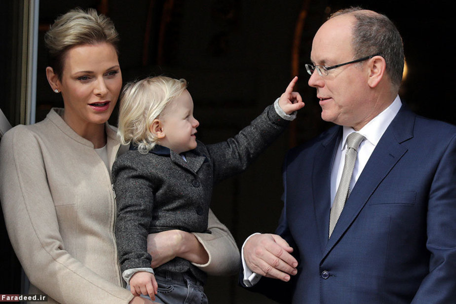 شاهزاده آلبرت دوم از موناکو، همسر و پسرش در بالکن کاخ سلطنتی در مراسم سنتی در موناکو