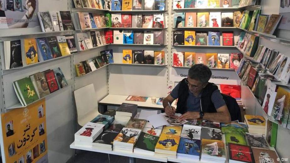 عباس معروفی، مدیر نشر گردون که ساکن آلمان است برخی کتابهای منتشرشده توسط این انتشاراتی را عرضه کرد