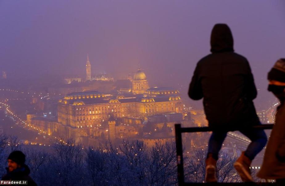 کاخ سلطنتی در مه غلیظ؛ بوداپست، مجارستان