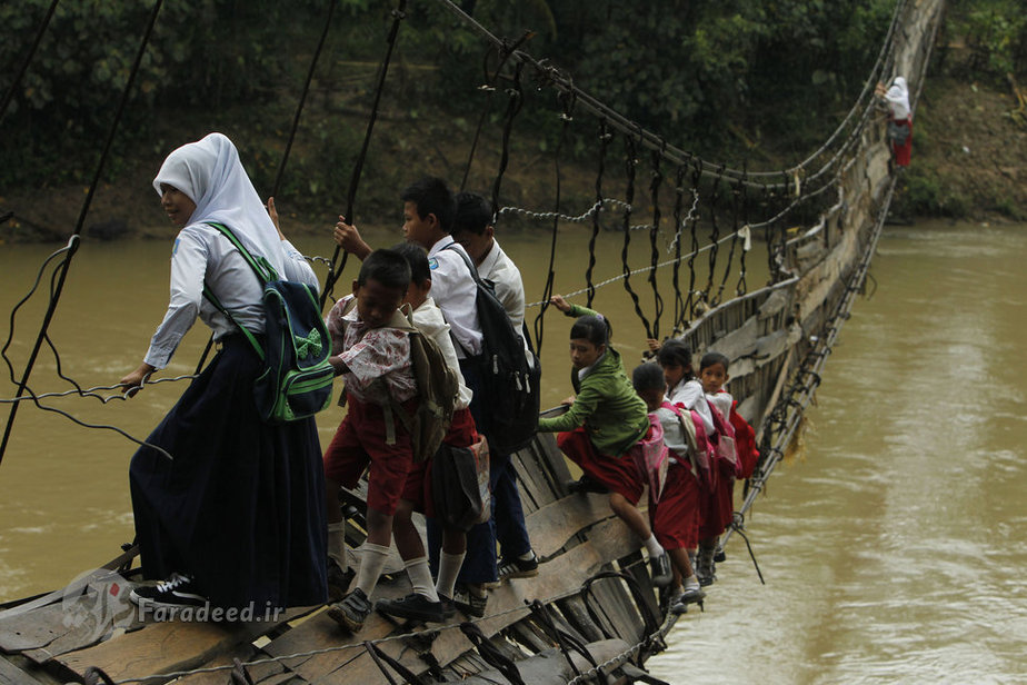 اندونزی (2012) عبور خطرناک از یک پل معلق برای رسیدن به مدرسه در روستای بانتن 