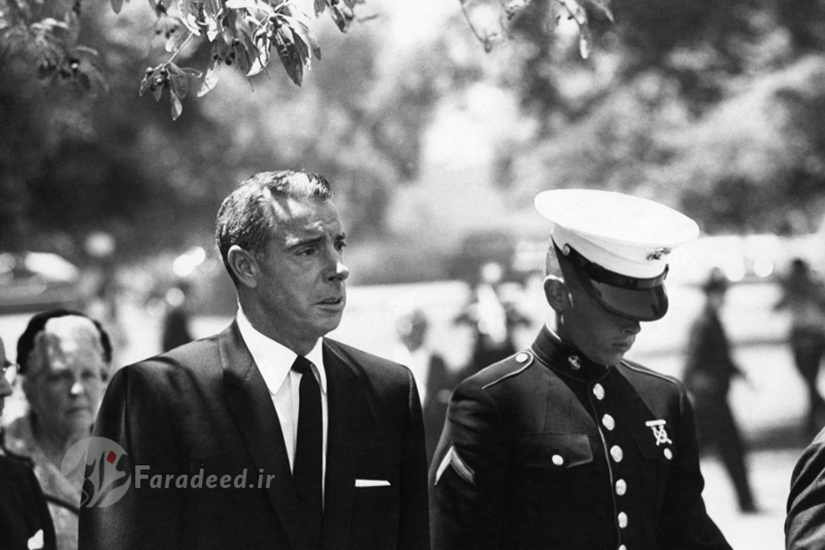 جو دیماجیو همسر دوم در مراسم تشییع و خاکسپاری مرلین مونرو در غرب لس آنجلس. آگوست 1962