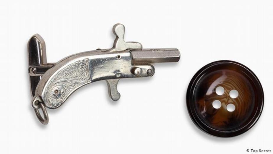 سلاحی متصل به دکمه سردست آستین 