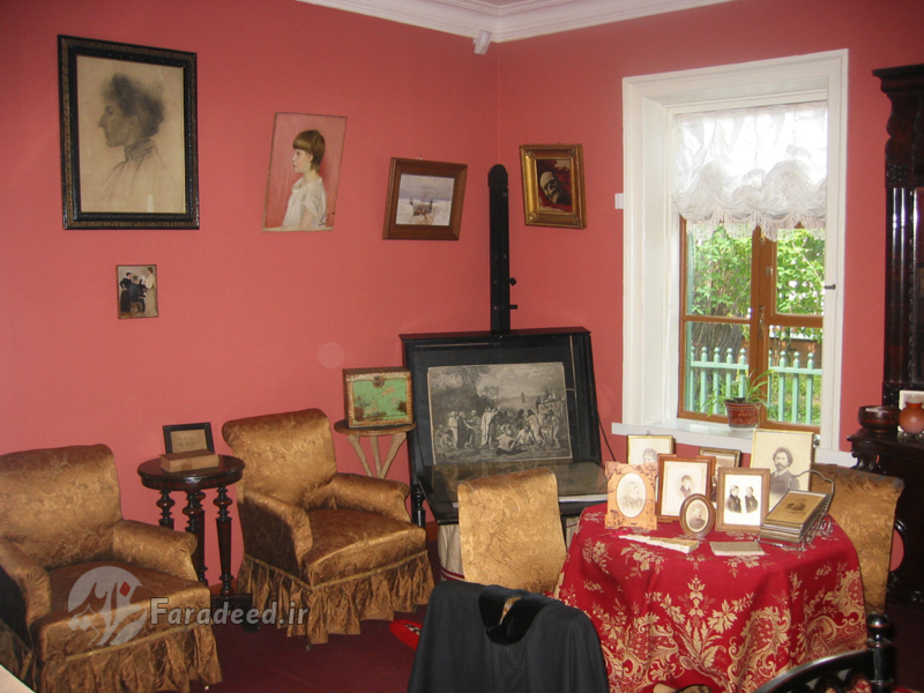 اتاق نشیمن که تولستوی نوشته‌هایش را در آن برای دوستانش می‌نوشته است.