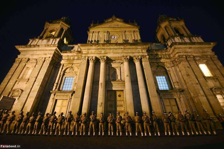 پلیس مقابل کلیسای جامع در تظاهرات مردم علیه دولت گواتمالا