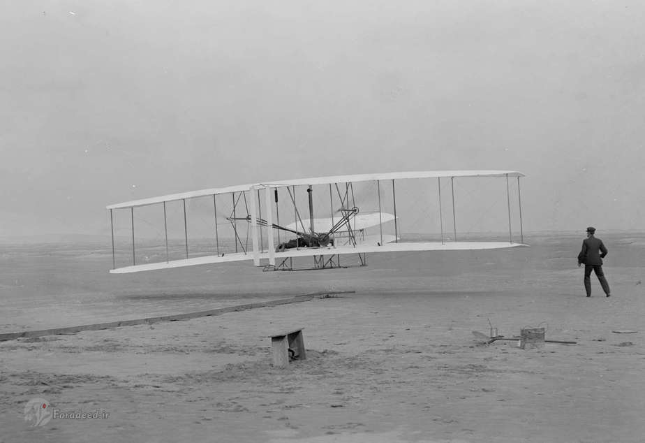 1903- اولین پرواز این تصویر اولین هواپیمای دارای سوخت و سیستم کنترل را نشان می‌دهد. 