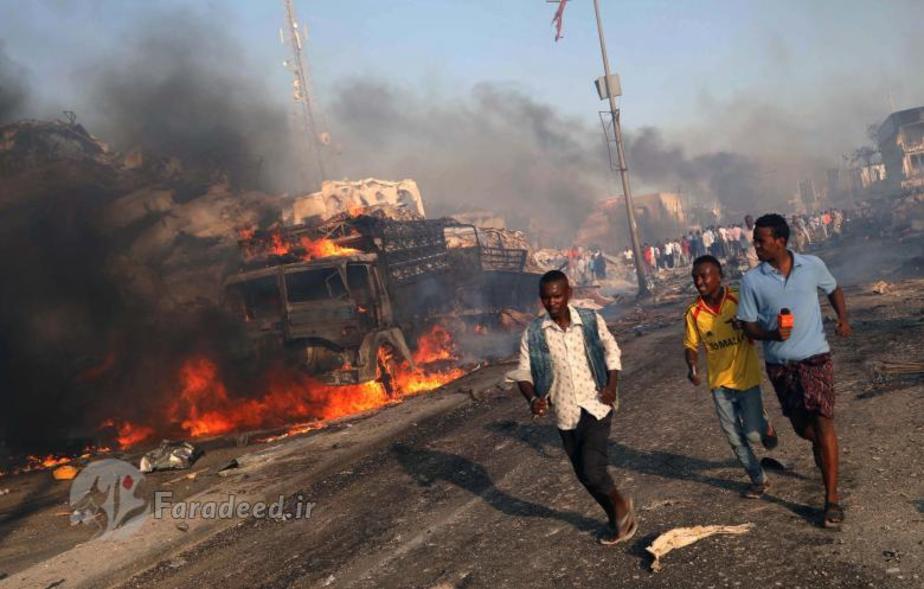 فرار شهروندان از صحنه انفجار بمب در موگادیشو، سومالی
