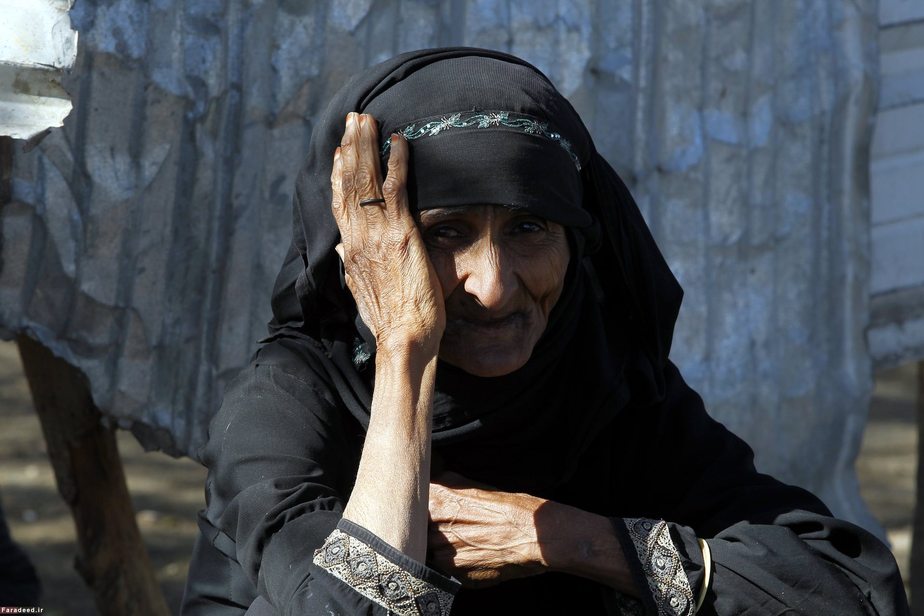 زن آواره یمنی بیرون از پناهگاه موقت