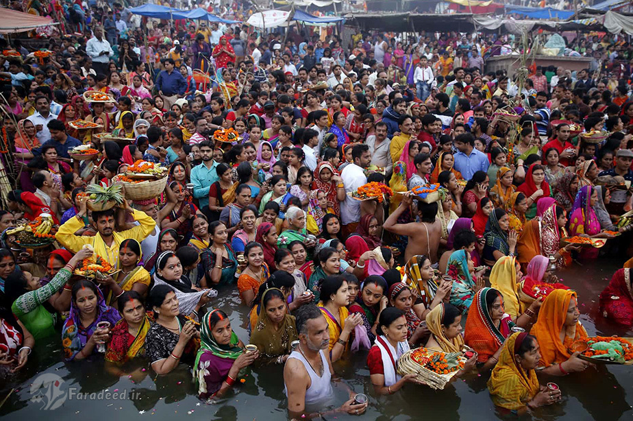 هندوها در مراسم دعای خدای خورشید 