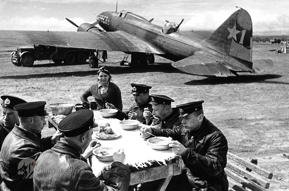 خلبانان ناوگان دریایی دریای سیاه تحت فرماندهی کلنل توکارف در حال صرف شام