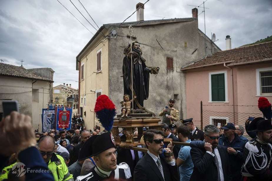 مجسمه مقدس در تمامی شهر گردانده می شود و مردم نیز برای ادای احترام به دنبال آن روانه می شوند