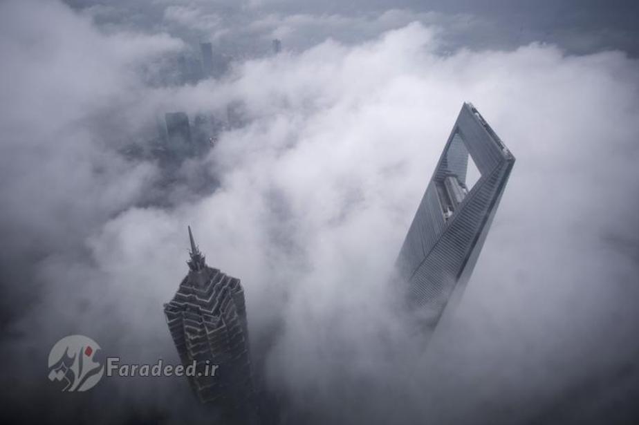 آسمان خراش های مرکز مالی جهانی شانگهای (سمت راست) و برج جین مائو زیر باران شدید در شانگهای.