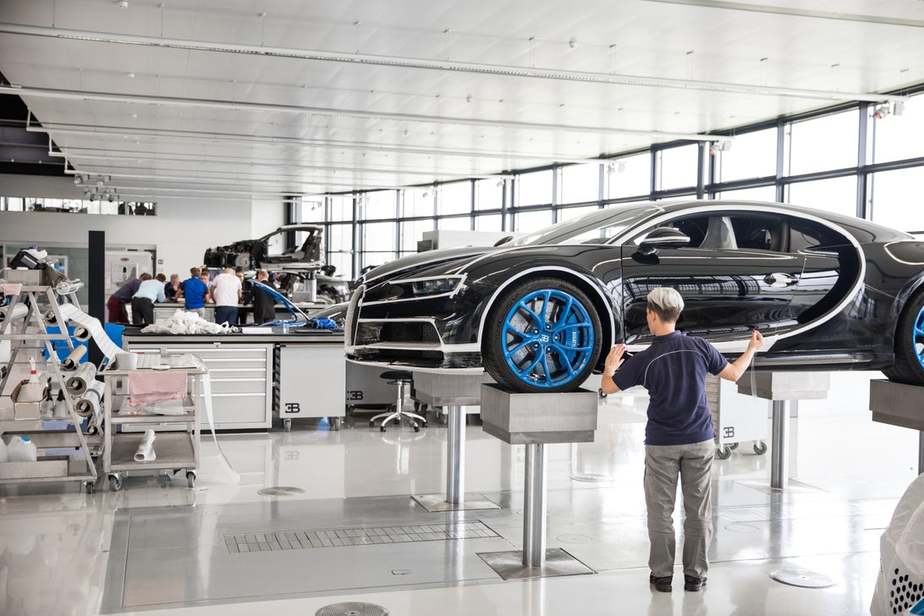 برای حصول اطمینان از آسیب ندیدن رنگ، از پوشش های محافظ روی بدنه خودروها در مراحل مختلف تولید استفاده می شود 