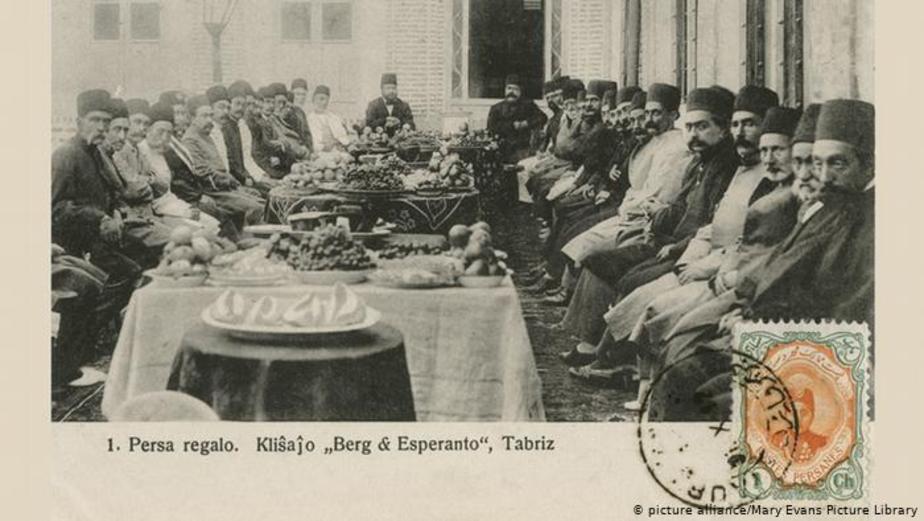 محمد علی شاه قاجار (نفر آخر سمت راست) به همراه وزرا و رجال وقت. تاریخ عکس: ۱۹۰۸ میلادی