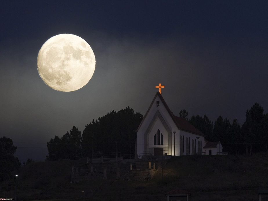 ماه کامل در آسمان؛ پرتغال