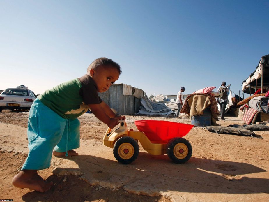 کودک فلسطینی پس از تخریب خانه‌اش توسط پلیس اسرائیل