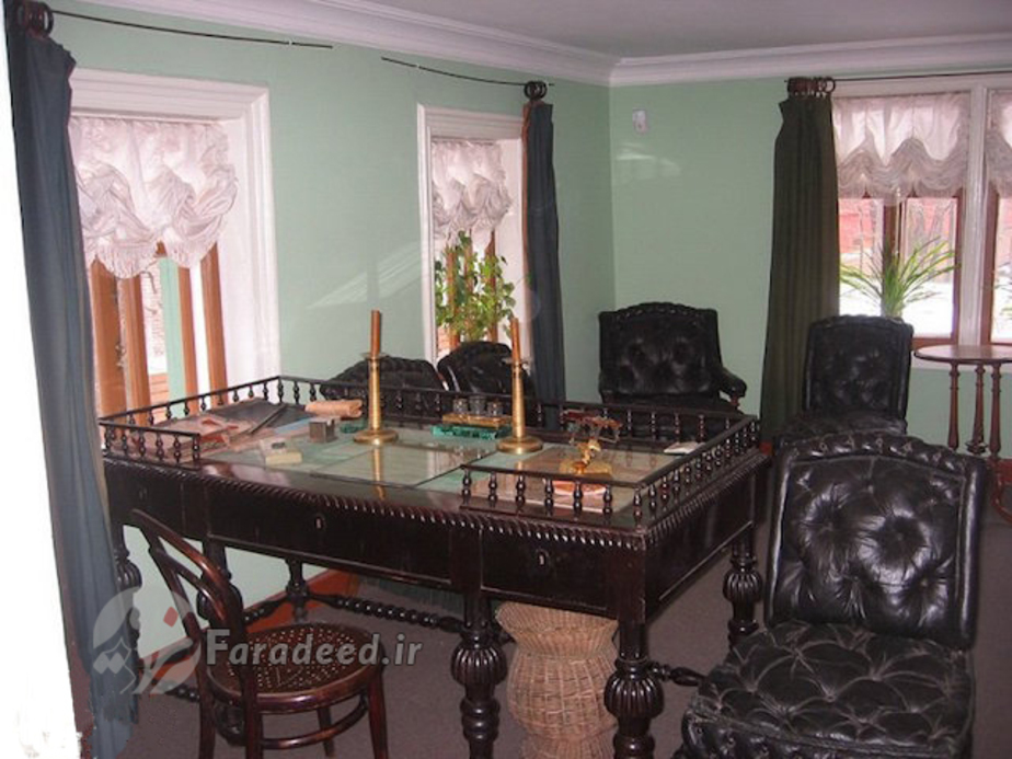 اتاق کار تولستوی که آثار ماندگارش را در آن خلق کرد. او از 9-10 در این اتاق حاضر می‌شد و روی داستان‌هایش کار می‌کرد.