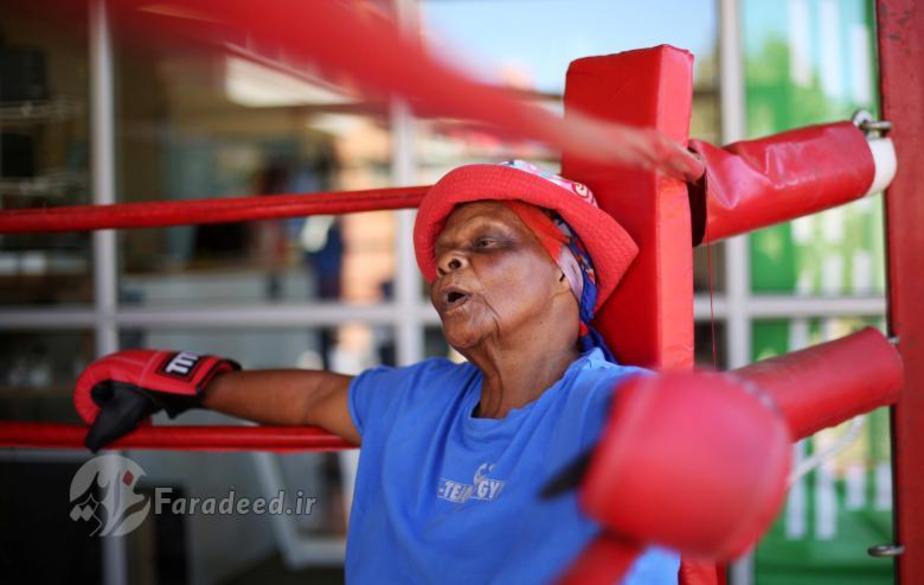 زنی 79 ساله که خود را برای مسابقات بوکس سالمندان در آفریقای جنوبی آماده می کند