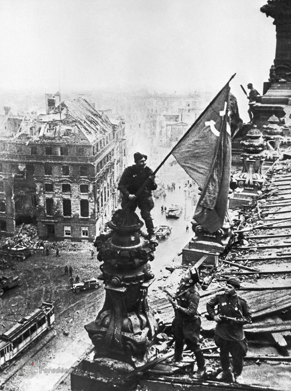 سربازان ارتش سرخ، پرچم شوروی را بر فراز رایشس‌تاگ به اهتزاز درآورده‌اند – 2 مه 1945 میلادی