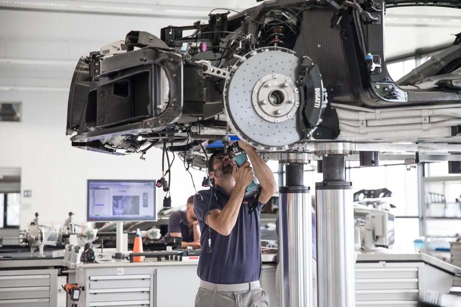 مهندسان بوگاتی از یک ابزار الکتریکی که یک پیچ‌گوشتی الکتریکی (EC nutrunner) است، استفاده می‌کنند. این ابزار میزان گشتاور مورد استفاده را اندازه گیری کرده و به مهندسان اجازه می‌دهد تا مقدار فشار درست را روی هر پیچ و مهره در هر خودرو وارد کنند 