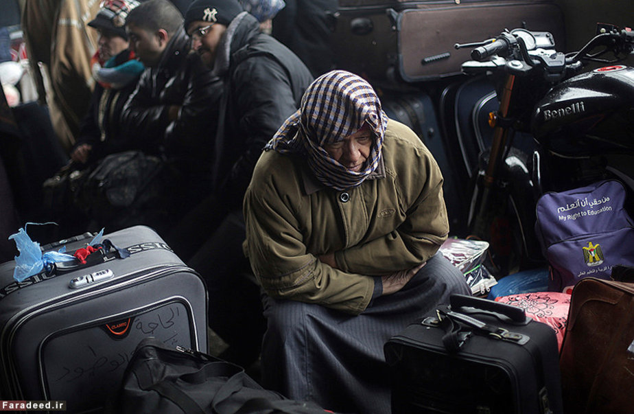 فلسطینی ها در انتظار ورود به مصر در گذرگاه رفح