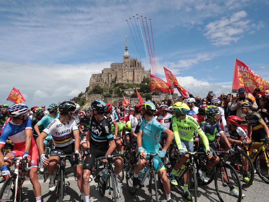 چرخش دوچرخه‌سواران برای تماشای نمایش آکروباتیک نیروی هوایی فرانسه